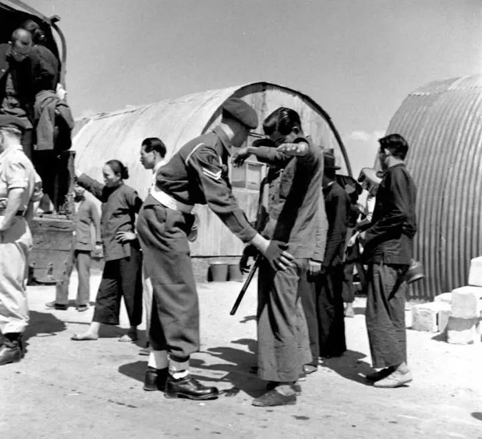  20世纪40年代英籍警察对华人搜身