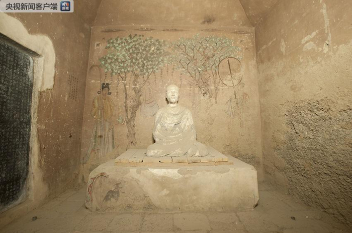 　　△第16-17号洞窟，又名藏经洞。光绪二十六年（1900年）5月26日，王圆箓道士在清理流沙时，偶然发现了这座隐室。据考证，藏经洞开凿于晚唐，这里所藏的经卷文书共计五万余卷，其中90%是宗教典籍，还有10%涉猎天文、地理、历史、政治、军事、医学、艺术、文学等方面。（敦煌研究院提供）