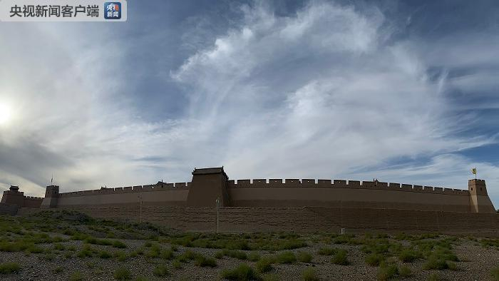 　　△嘉峪关，始建于明洪武五年（公元1372年）。这里是河西走廊的最狭窄处。南依祁连山，北凭黑山。两山之间，只有约15公里，因此嘉峪关被称作“河西第一隘口”。1987年，嘉峪关和敦煌莫高窟等一起被联合国教科文组织列入《世界文化遗产地名录》。（央视记者段德文拍摄）