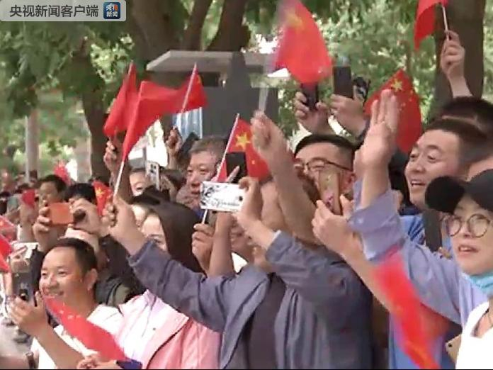 　　△高台，一座英雄的城市。总书记离开高台县城时，闻讯而来的百姓在沿途热情相送。（央视记者李铮、史伟拍摄）