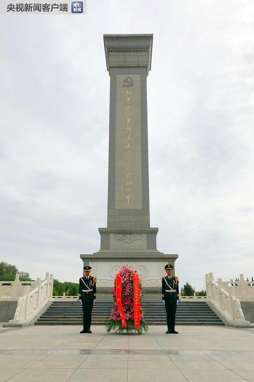 　　△中国工农红军西路军纪念碑，高29.37米。碑身正面上方镌刻党徽。党徽下方为红西路军第三十军政委、原国家主席李先念1987年题词：“红军西路军烈士永远活在我们心中”。（央视记者许永松拍摄）