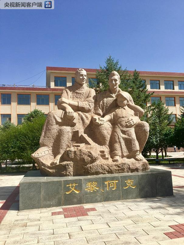 　　△座落在校园的这座雕像，艾黎（右）怀里依偎着一个活泼可爱的孩子，左手撑着头似乎在思考，右手指在艾黎手心写着什么，形象地寓意了艾黎倡导的“手脑并用，创造分析”的教育理念。