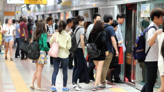  正在乘坐地铁的首尔居民（《韩民族日报》）