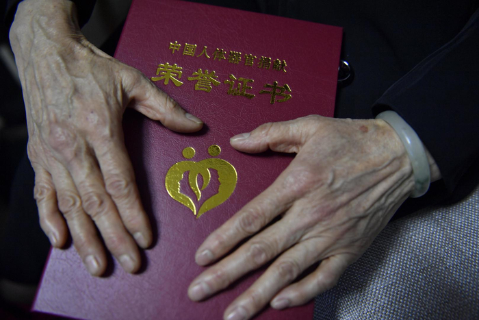 　　2019年3月30日，重庆市南岸区黄桷垭崇文路，傅思群老人抚摸着儿子的遗体捐献证书。去年12月，傅思群老人36岁的儿子吴坦病逝，由于儿子生前善良且有爱心，极度悲痛中，老两口决定捐献出儿子的器官和遗体，让爱延续。图据东方IC