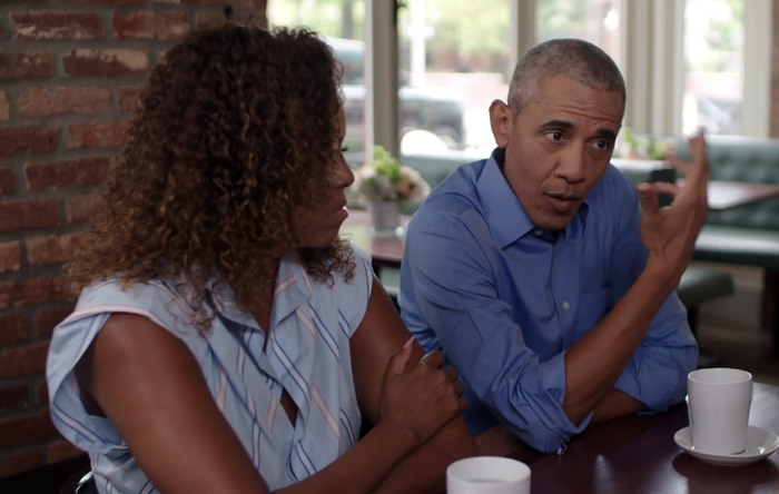 贝拉克·奥巴马与米歇尔·奥巴马（视频截图）同导演交谈