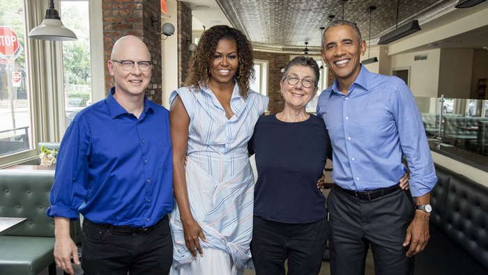 奥巴马夫妇与纪录片《美国工厂》导演朱莉娅·赖克特（右二）和史蒂文·博格纳尔（左一）