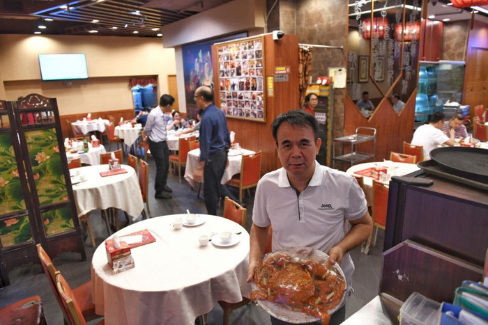  香港桥底辣蟹的老板黄清团说目前客人少了六七成。新华社记者秦晴 摄