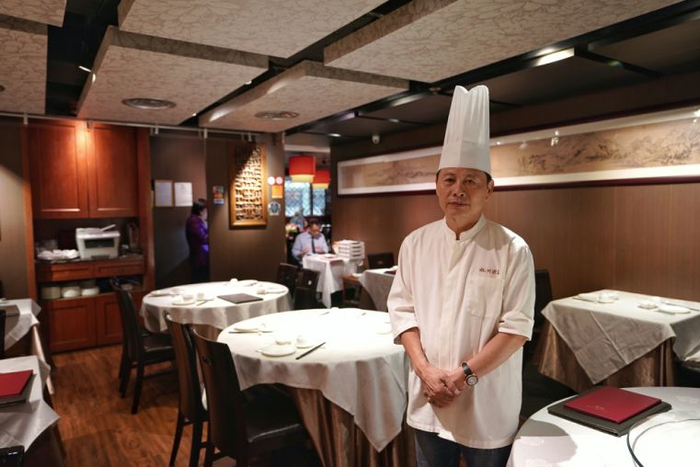  杭州酒家老板吴瑞康为现在开始亏钱而发愁。新华社记者秦晴&nbsp;摄