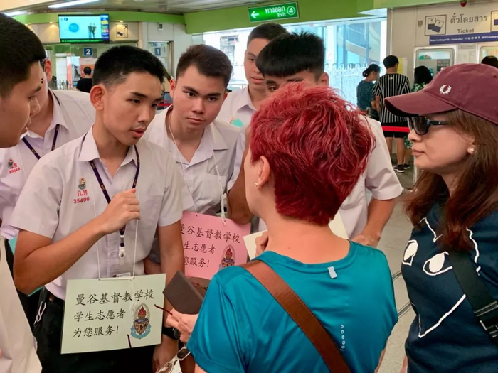  泰国学生在为中国游客提供帮助。