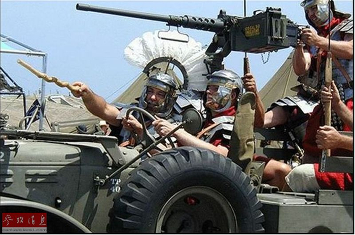 图为外国军迷恶搞的“罗马军团”与M2重机枪合影图。