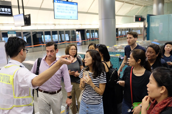 　图为港铁暂停通往机场地铁线（来源：港媒）