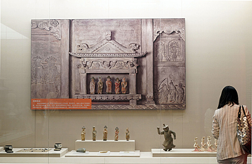  资料图：观众在“大美亚细亚——亚洲文明展”上参观。（新华社）