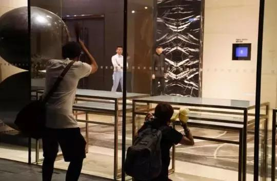 图：近百名搞事者集结酒店“踩场”，大叫口号