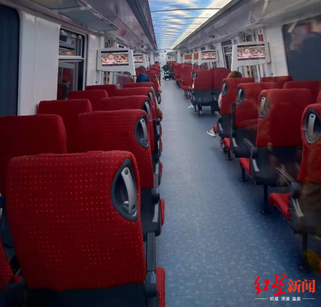 地铁上的商务车厢