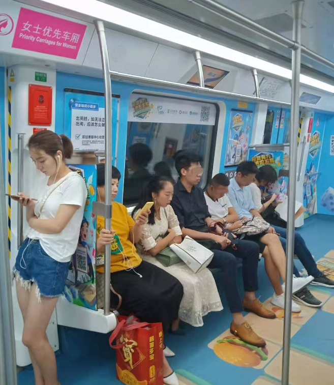 “女性优先车厢”内的男乘客不少，和其它车厢无异。
