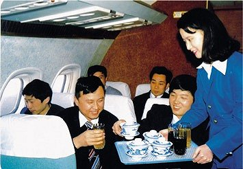 老联航乘务员为旅客提供服务（图片提供：中联航）