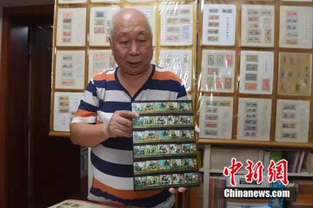 蒋盛武展示当年美国总统尼克松访华时，中国出的熊猫题材火花。杨华峰 摄
