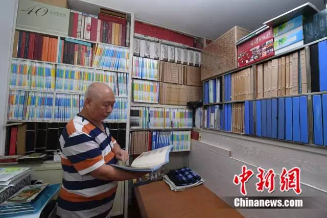 蒋盛武整理好的成册的火花。杨华峰 摄