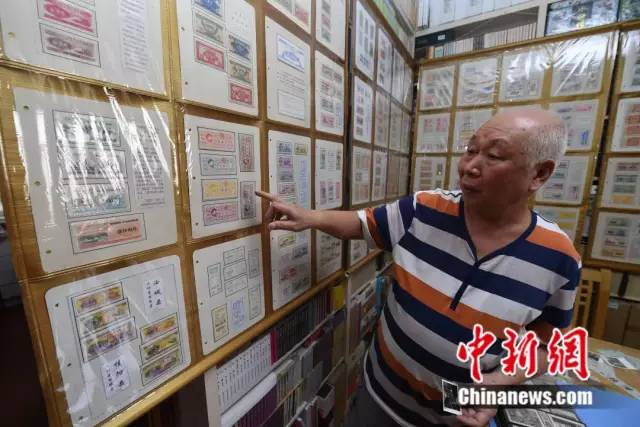 蒋盛武收藏的粮票。杨华峰 摄
