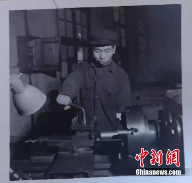 蒋盛武本职工作是一名车工。刘曼 摄