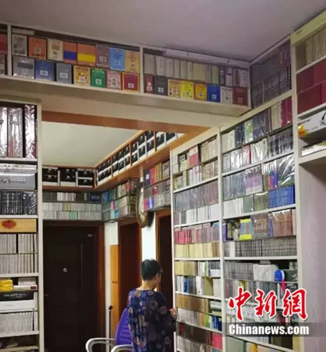 蒋盛武家中所有墙面都做了柜子，顶到天花板。刘曼 摄