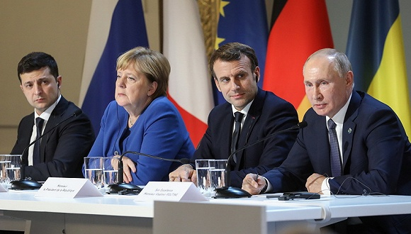  2019年12月9日，法国巴黎爱丽舍宫，四国峰会结束后，乌克兰总统泽连斯基（左）、德国总理默克尔、法国总统马克龙和俄罗斯总统普京举行新闻发布会。图片来源：IC Photo