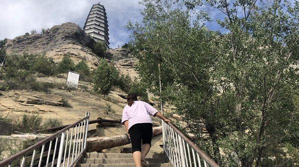 李秀娟扶着栏杆一阶阶往山上爬。本文图片无特殊标注外，均为澎湃新闻记者 钟笑玫 图