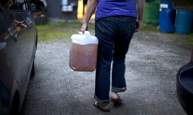  人们捐献尿液 图片来源：Rich Earth Institute官网