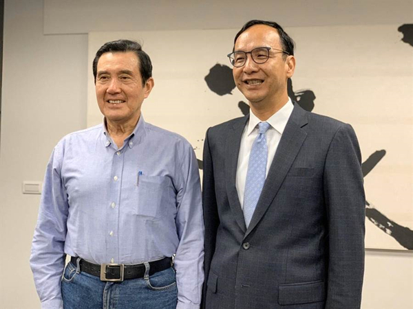 朱立伦拜会马英九，邀请马担任韩国瑜竞选总部荣誉主委。（图片取自台媒）