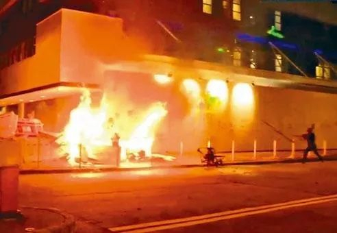  暴徒夜袭警署（图源：香港《巴士的报》）