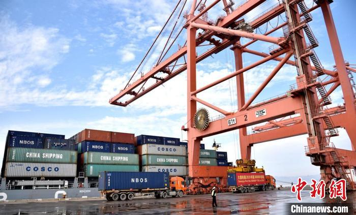 图为：浙江大麦屿港集装箱年吞吐量突破30万标箱 玉环市传媒中心供图