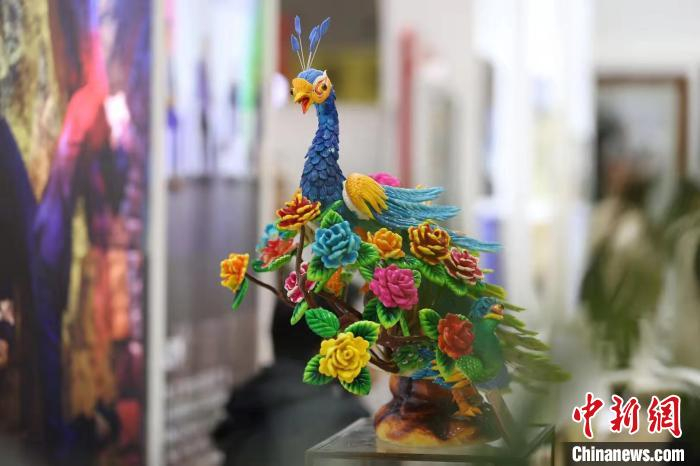 现场展示的面塑作品孔雀。　孙涛 摄