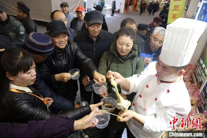 土豆糕、土豆面包、黑河捞……岚县展区的土豆美食吸引观众关注。　孙涛 摄