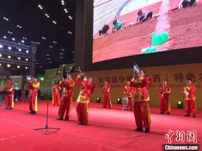 岚县八音的乐团参加山西省内外的文化交流活动。　受访者供图 摄