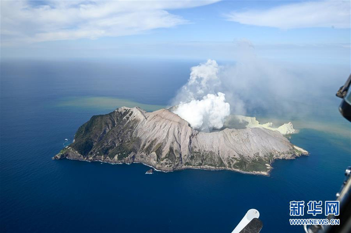 　　这是12月9日新西兰怀特岛火山喷发后航拍的怀特岛全貌。 新华社发（《新西兰先驱报》供图，乔治·诺瓦克 摄）