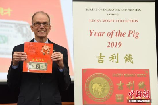 　　该产品采用中国红封套，内嵌一张冠字号码“8888”开头的1美元新钞，售价5.95美元。中新社记者 陈孟统 摄