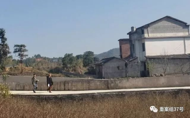 ▲12月5日，澄潭江镇政府工作人员正在达坪村统计受损情况。新京报记者 张熙廷 摄