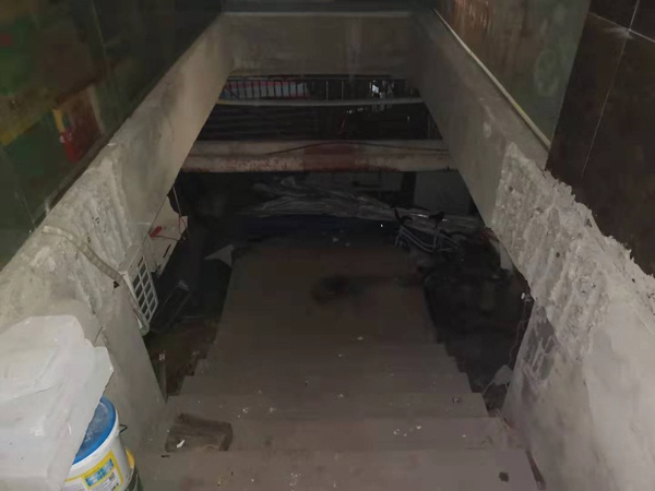  被拆除是承重梁，改造成了通往农贸市场的楼梯道。