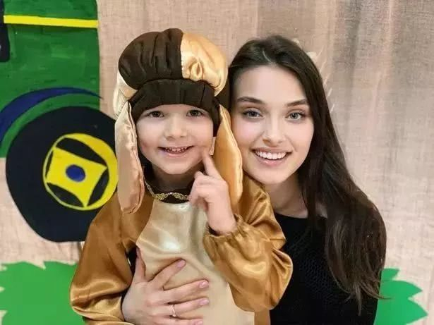  韦罗妮卡·迪杜森科与儿子