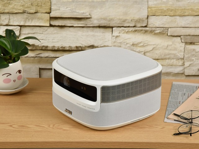  坚果J9智能投影评测：亮度升级，语音无需遥控器