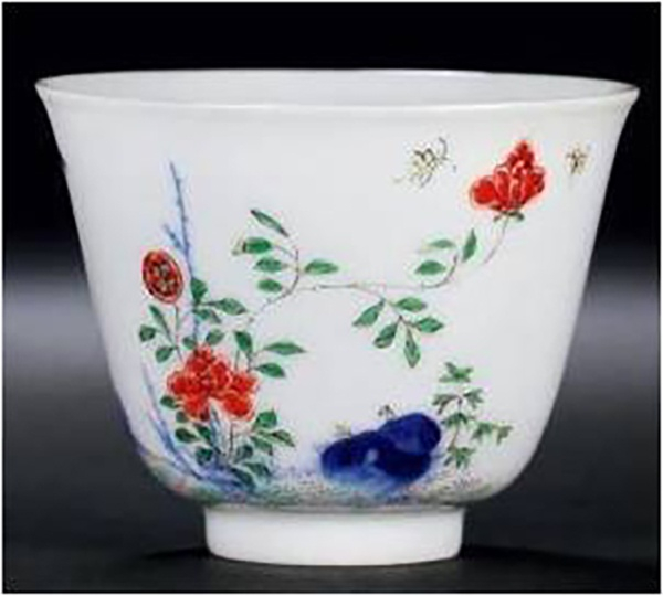 康熙五彩十二月花神杯所用花卉与后来乾隆时期承德所建花神庙中供奉的十二花神种类、顺序一致，皆为北方所熟悉的花卉。（图为四月牡丹花）