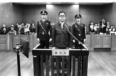 林康，浙江省丽水市原副市长。曾任松阳县县长、景宁畲族自治县县委书记、丽水市人大常委会副主任等职务。因涉嫌严重违纪违法，被立案审查调查。今年6月，被开除党籍、开除公职，涉嫌犯罪问题被移送检察机关依法审查起诉。11月22日，因犯受贿罪，被判处有期徒刑14年，并处罚金人民币300万元；对其受贿所得予以追缴，上缴国库。周峰 摄