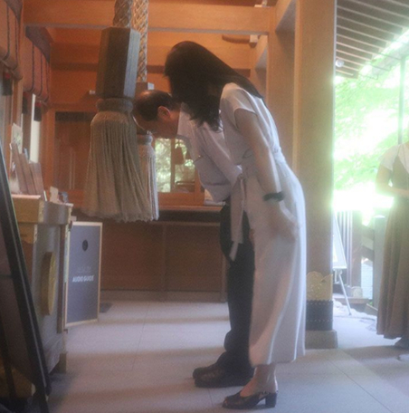 二人在贵船神社投掷硬币祈愿 图源：《周刊文春》