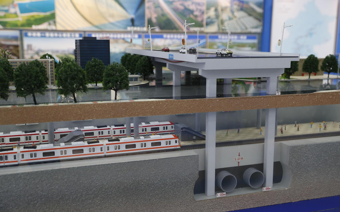 西四环暗涵工程模型，装着南水的管道从五棵松地铁站下“钻”过。摄影/新京报记者 侯少卿