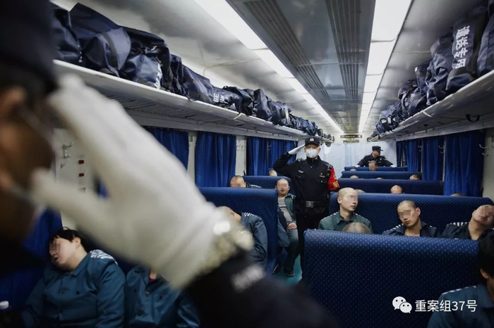 ▲值班民警换岗。新京报记者 郑新洽 摄