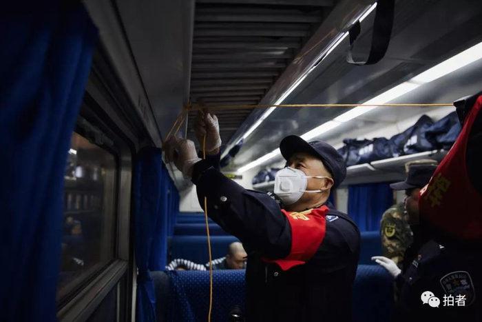  △&nbsp;12月4日，民警休息区域和服刑人员座位之间，隔着一层简易的布帘。服刑人员安置完毕后，民警开始入座休息。