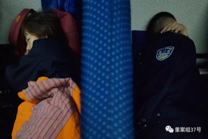 ▲值班民警轮流休息。新京报记者 郑新洽 摄