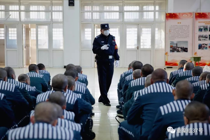 ▲天河监狱，几十名同籍服刑人员从各个监区被带入集中大厅等待清身。新京报记者 郑新洽 摄