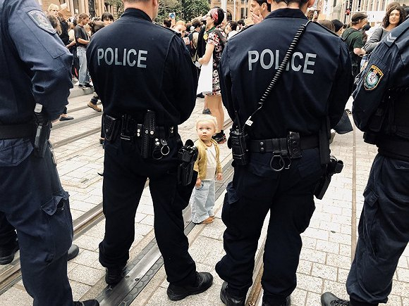  警方和抗议的小朋友。来源：Isobel Roe