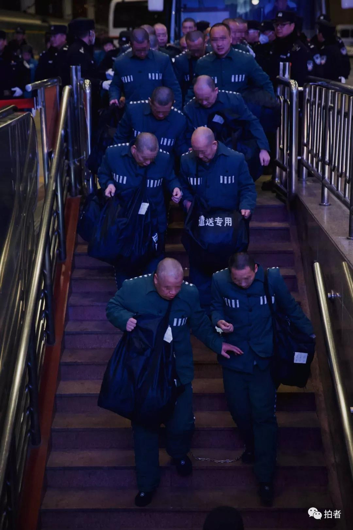  △&nbsp;12月4日，北京西站，服刑人员下车后步行进入站台。